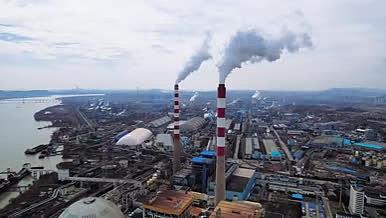 4K航拍化工产业工业园区化工厂大烟囱排放视频的预览图